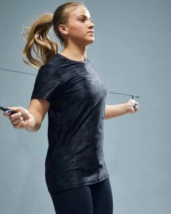 TYR Airtec™ Women's Short Sleeve Tee - Blackout Camo -Tyr FPTBC3A 001 alt09