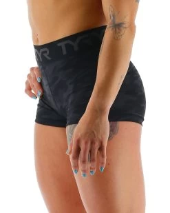 TYR Base Kinetic™ Women's Mid-Rise 2" Logo Short - Blackout Camo -Tyr FTMLSB3A 001 alt03