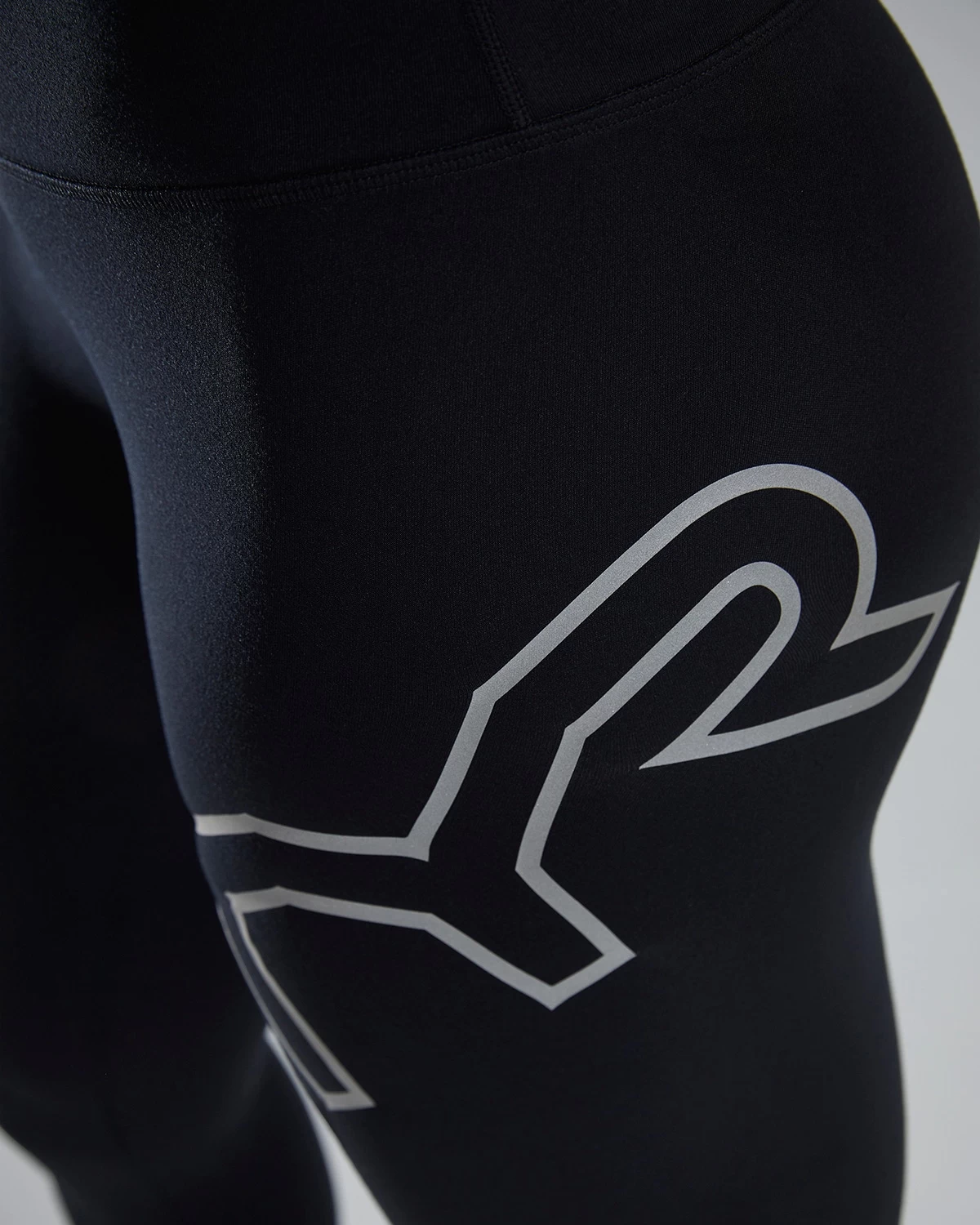 TYR Base Kinetic™ Women's High-Rise 3/4 Logo Leggings - Solid 8 TYR Base Kinetic™ Women's High-Rise 3/4 Logo Leggings - Solid - Image 6