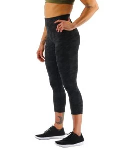 TYR Base Kinetic™ Women's High-Rise 3/4 Leggings - Blackout Camo -Tyr FTTMRB3A 001 alt04