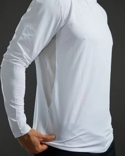 TYR SunDefense™ Men's Vented Hooded Shirt - Solid 21 TYR SunDefense™ Men's Vented Hooded Shirt - Solid -Tyr TSMPLH7A 100 alt08