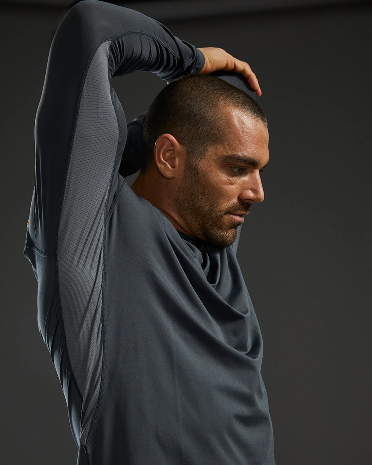 TYR SunDefense™ Men's Vented Long Sleeve Crew Shirt - Solid 9 TYR SunDefense™ Men's Vented Long Sleeve Crew Shirt - Solid - Image 8