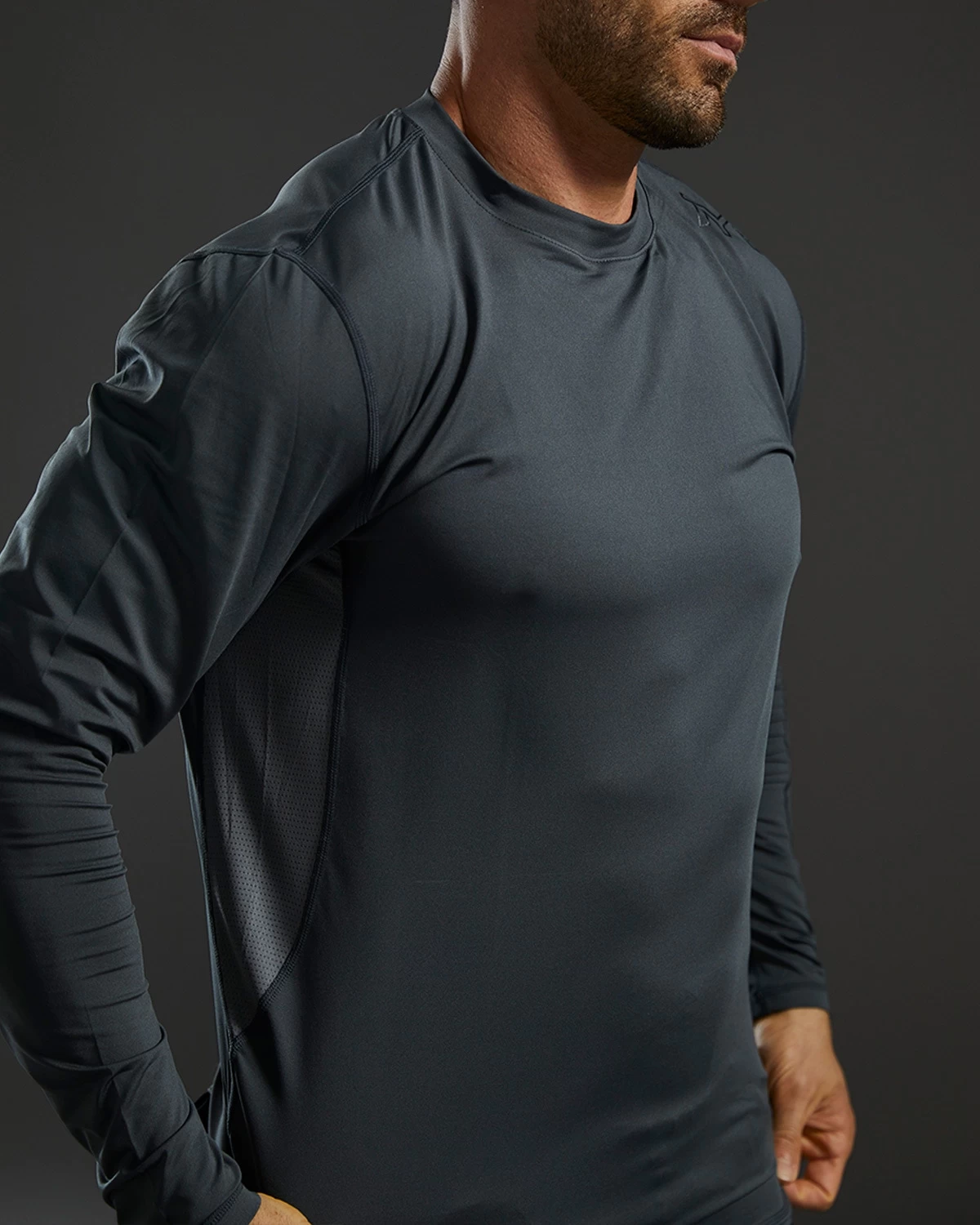 TYR SunDefense™ Men's Vented Long Sleeve Crew Shirt - Solid 11 TYR SunDefense™ Men's Vented Long Sleeve Crew Shirt - Solid - Image 10